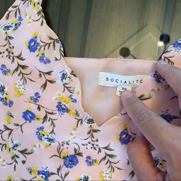 Socialite Floral Top - Picture 2 of 9